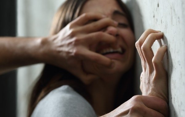 تجاوز بی رحمانه هفت مرد به زن نازا +فیلم