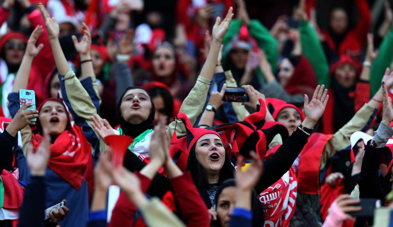 تناقض در دولت برای ورود زنان به ورزشگاه‌ها/ تصمیم دولت جدی است یا فعلا به مصلحت نیست؟