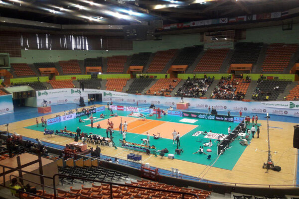 سالن سرد و سکو‌های خالی آزادی میزبان بازی ایران و قطر