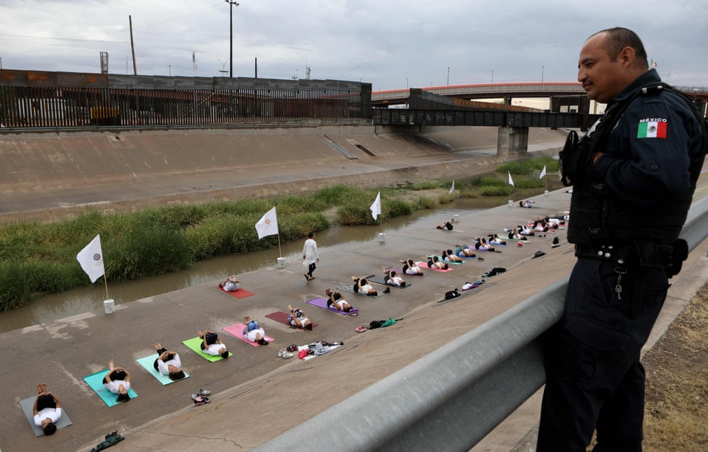 تمرین یوگا در مرز مکزیک و ایالات متحده آمریکا