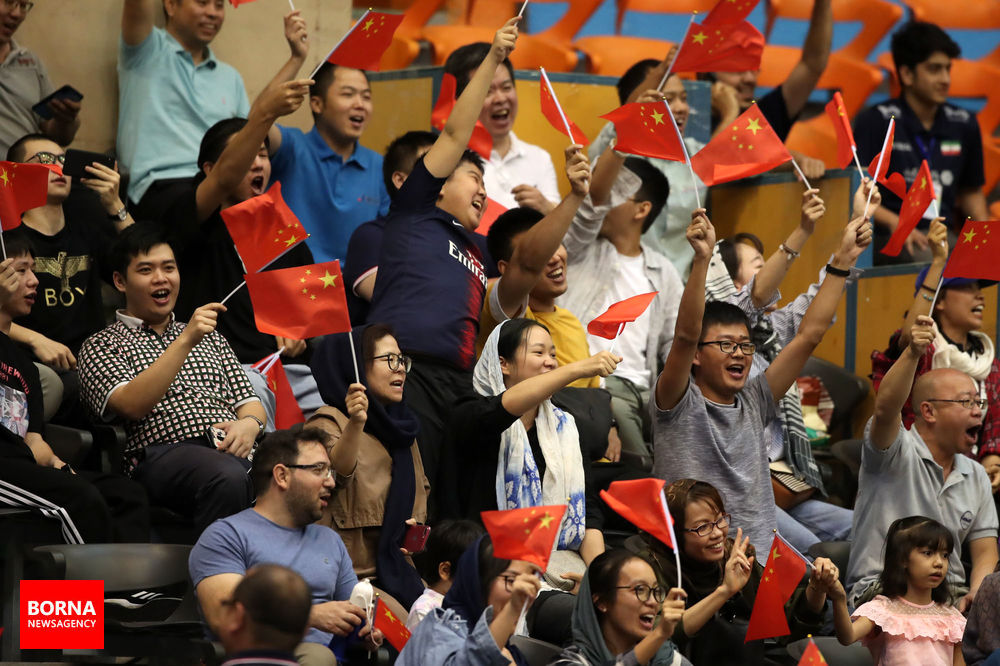 تماشاگران زن و مرد چینی در دیدار شب گذشته والیبال ایران و چین تماشاگران زن و مرد چینی در دیدار شب گذشته والیبال ایران و چین