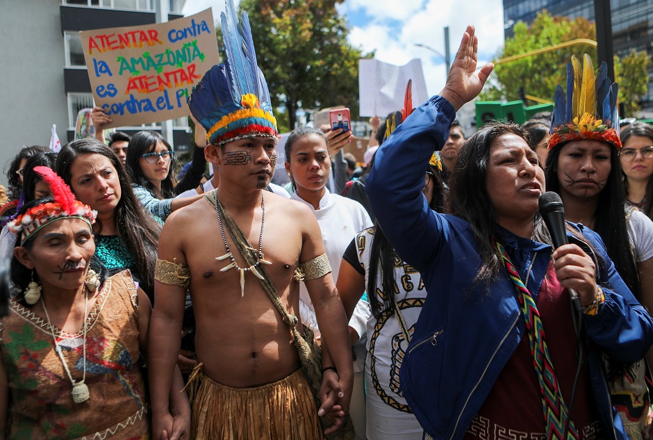 تظاهرات بومیان جنگل‌های آمازون در مقابل سفارت برزیل در اعتراض به کم‌کاری دولت در خاموش کردن آتش