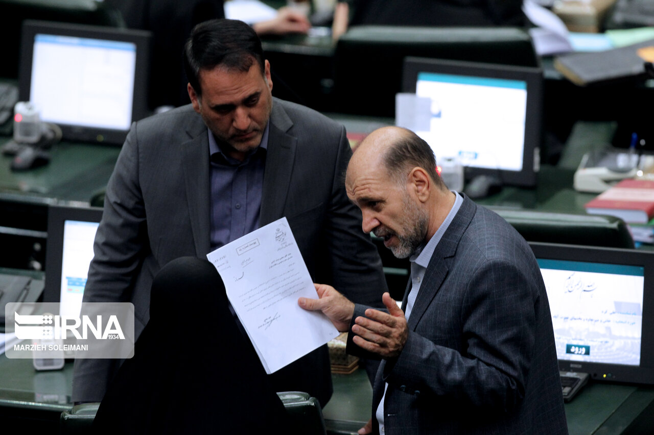 حضور دو نماینده بازداشتی در صحن مجلس +عکس