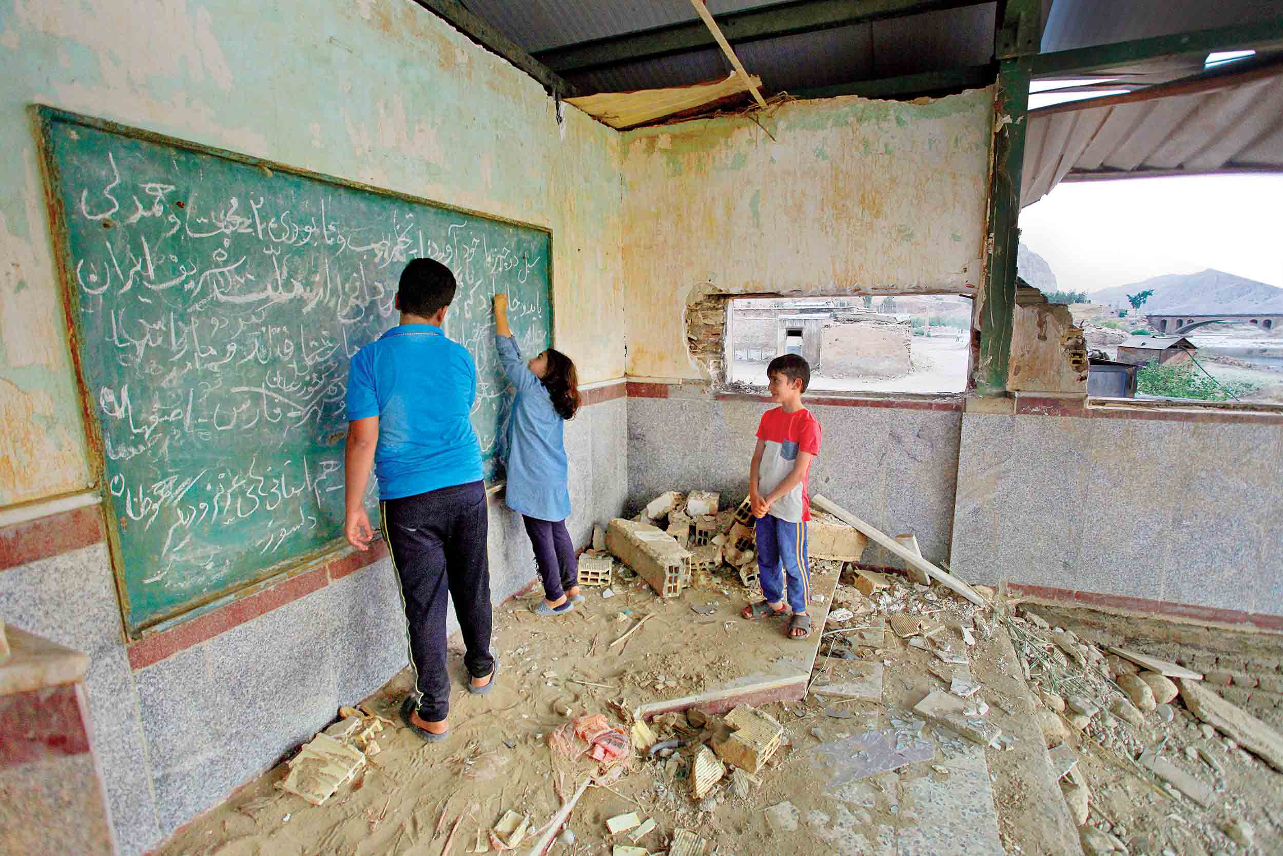 مدرسههای به گل نشسته مدرسههای به گل نشسته