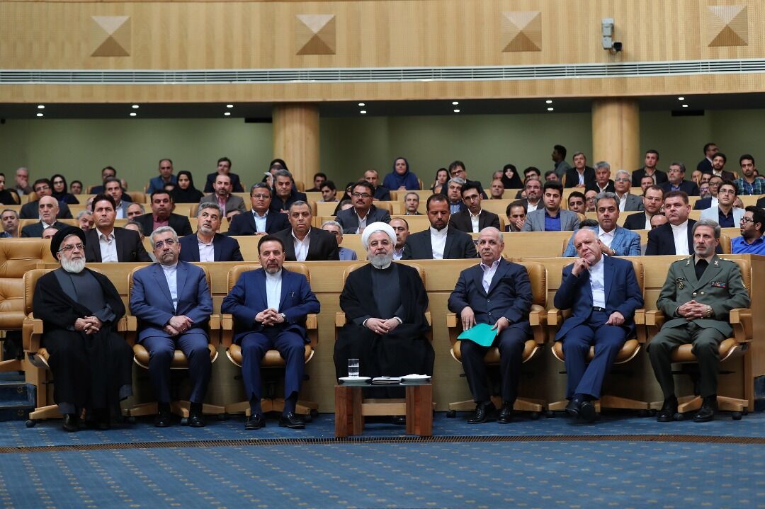 رئیس جمهوری از ١۵ دستگاه اجرایی برتر قدردانی کرد رئیس جمهوری از ١۵ دستگاه اجرایی برتر قدردانی کرد
