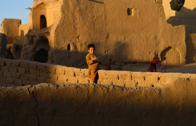 بادبادک بازی یک پسربچه افغان در شهر هرات با استفاده از کیسه نایلونی