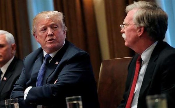 ترامپ بولتون را از برخی مسائل امنیتی کنار گذاشته/ بولتون مخالف دیدار ترامپ با روحانی است؛ اما ترامپ از تمایل خود برای این ملاقات می‌گوید