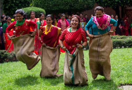 مسابقه دو در گونی در شهر کاتماندو نپال