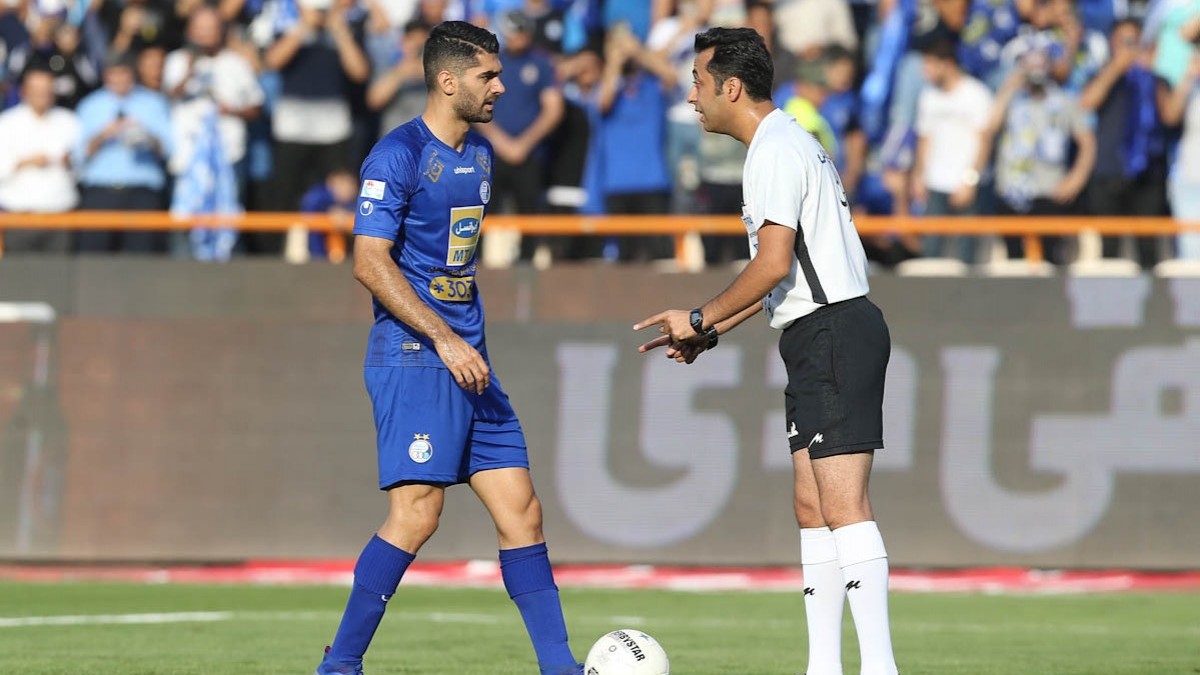 پنالتی&zwnj;زنان استقلال طریقه ایستادن پشت توپ را بلد نیستند