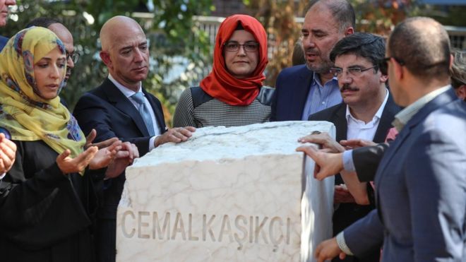 پرده برداری از سنگ قبر نمادین خاشقجی