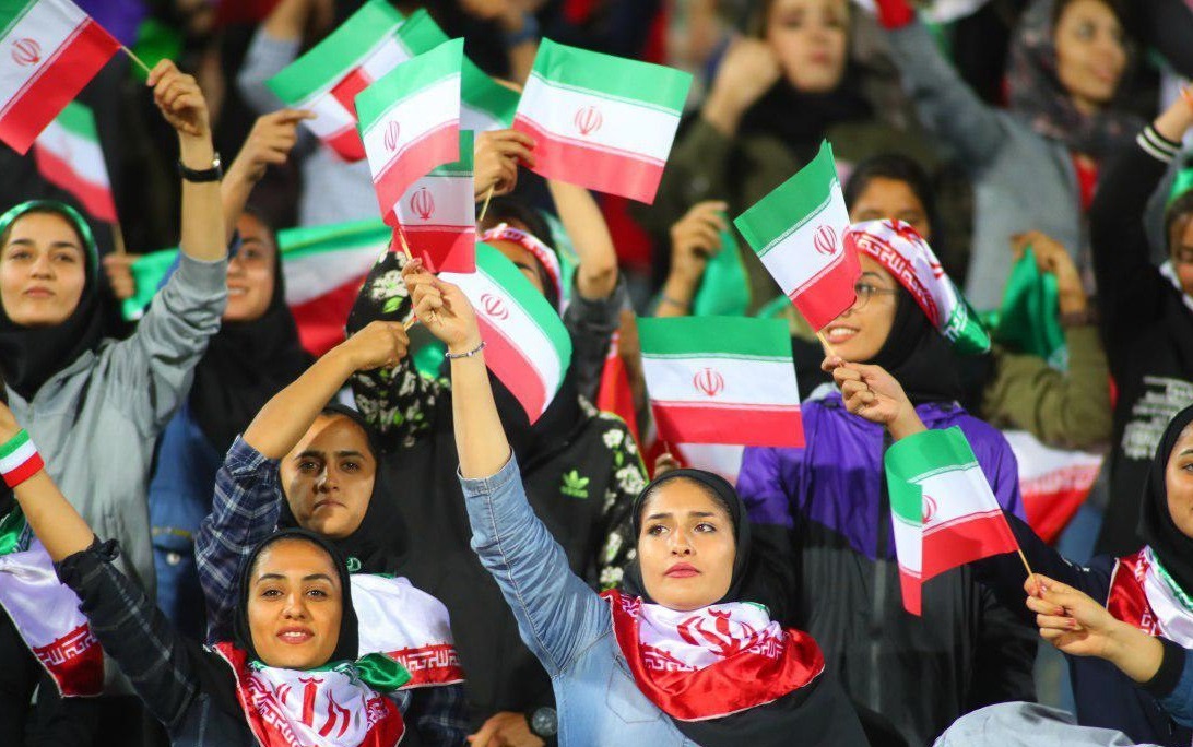 ‌نمی‌دانم تصویر تماشاگران زن پخش می‌شود یا نه!