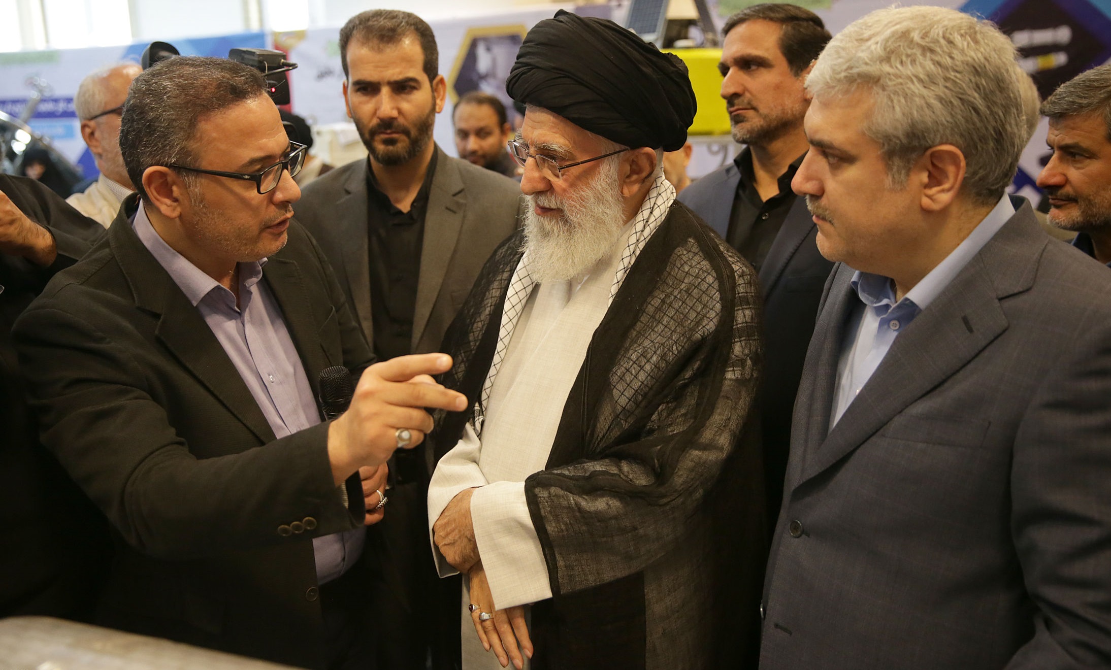 بازدید رهبر انقلاب از نمایشگاه شرکت‌های دانش‌بنیان/ تأکید بر لزوم عبور از اقتصاد نفتی