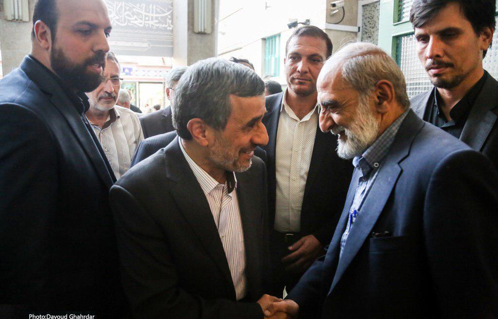 حسین شریعتمداری و محمود احمدی نژاد در مسجد نارمک