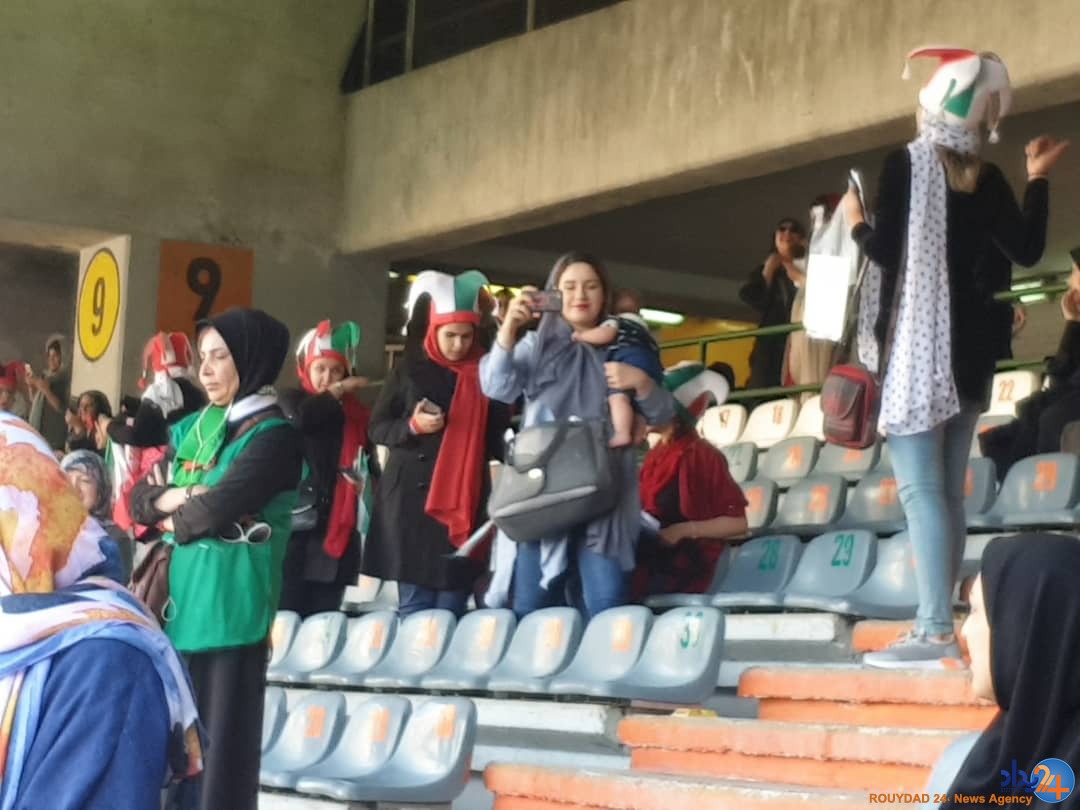 عکس روز/ تماشای بازی ایران و کامبوج با بچه دو ماهه!