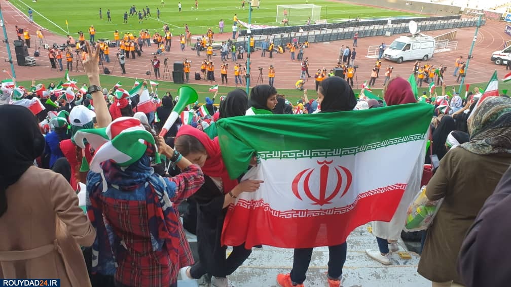 اولین فیلمها و تصاویر از ورود زنان به ورزشگاه آزادی اولین فیلمها و تصاویر از ورود زنان به ورزشگاه آزادی