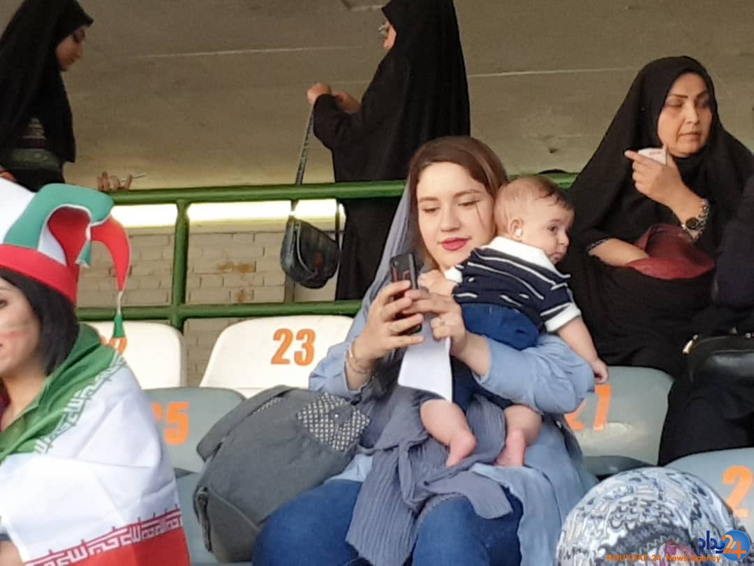 اولین فیلمها و تصاویر از ورود زنان به ورزشگاه آزادی اولین فیلمها و تصاویر از ورود زنان به ورزشگاه آزادی