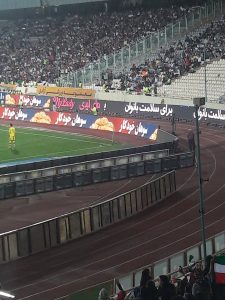 جمله جالب سرهنگ از بلندگو خطاب به یکی از بانوان/سرو سالاد سزار در آزادی/ یاد فردوسی پور زنده شد جمله جالب سرهنگ از بلندگو خطاب به یکی از بانوان/سرو سالاد سزار در آزادی/ یاد فردوسی پور زنده شد