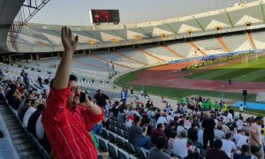 جمله جالب سرهنگ از بلندگو خطاب به یکی از بانوان/سرو سالاد سزار در آزادی/ یاد فردوسی پور زنده شد جمله جالب سرهنگ از بلندگو خطاب به یکی از بانوان/سرو سالاد سزار در آزادی/ یاد فردوسی پور زنده شد