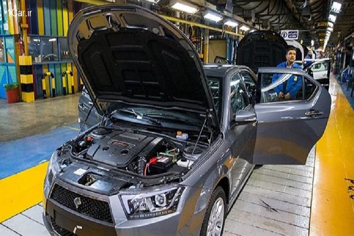 خودرو‌های کف کارخانه ایران خودرو به نصف کاهش یافت