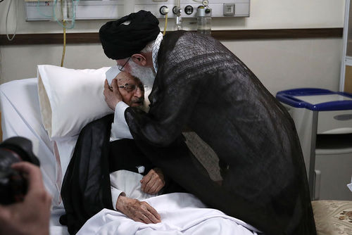 رهبر انقلاب از آیت الله مکارم شیرازی عیادت کردند رهبر انقلاب از آیت الله مکارم شیرازی عیادت کردند