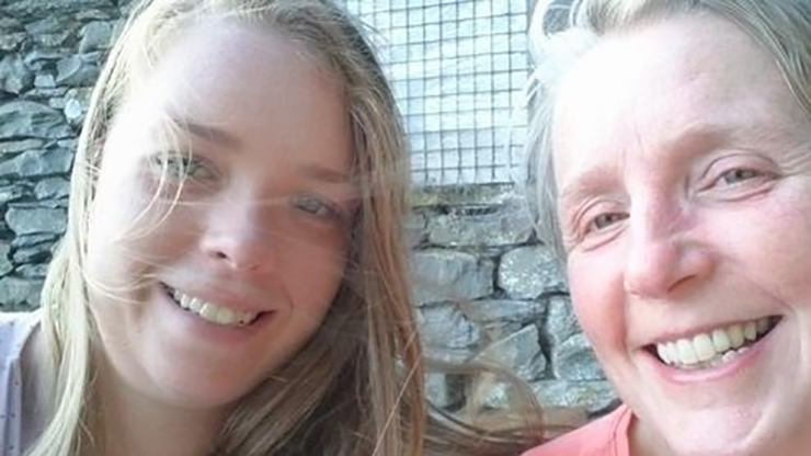 دختر جوان ساعاتی بعد مرگ مادرش مراسم عروسی‌اش را بر پا کرد+ تصاویر