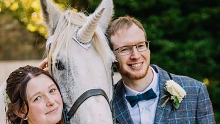 دختر جوان ساعاتی بعد مرگ مادرش مراسم عروسی‌اش را بر پا کرد+ تصاویر