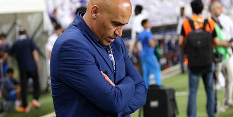 شعار هواداران ذوب‌آهن علیه منصوریان