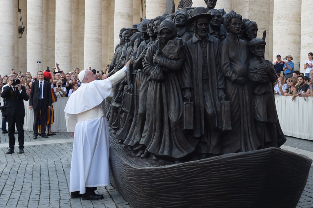 پاپ فرانسیس در مراسم رونمایی از یک مجسمه درباره مهاجران در واتیکان