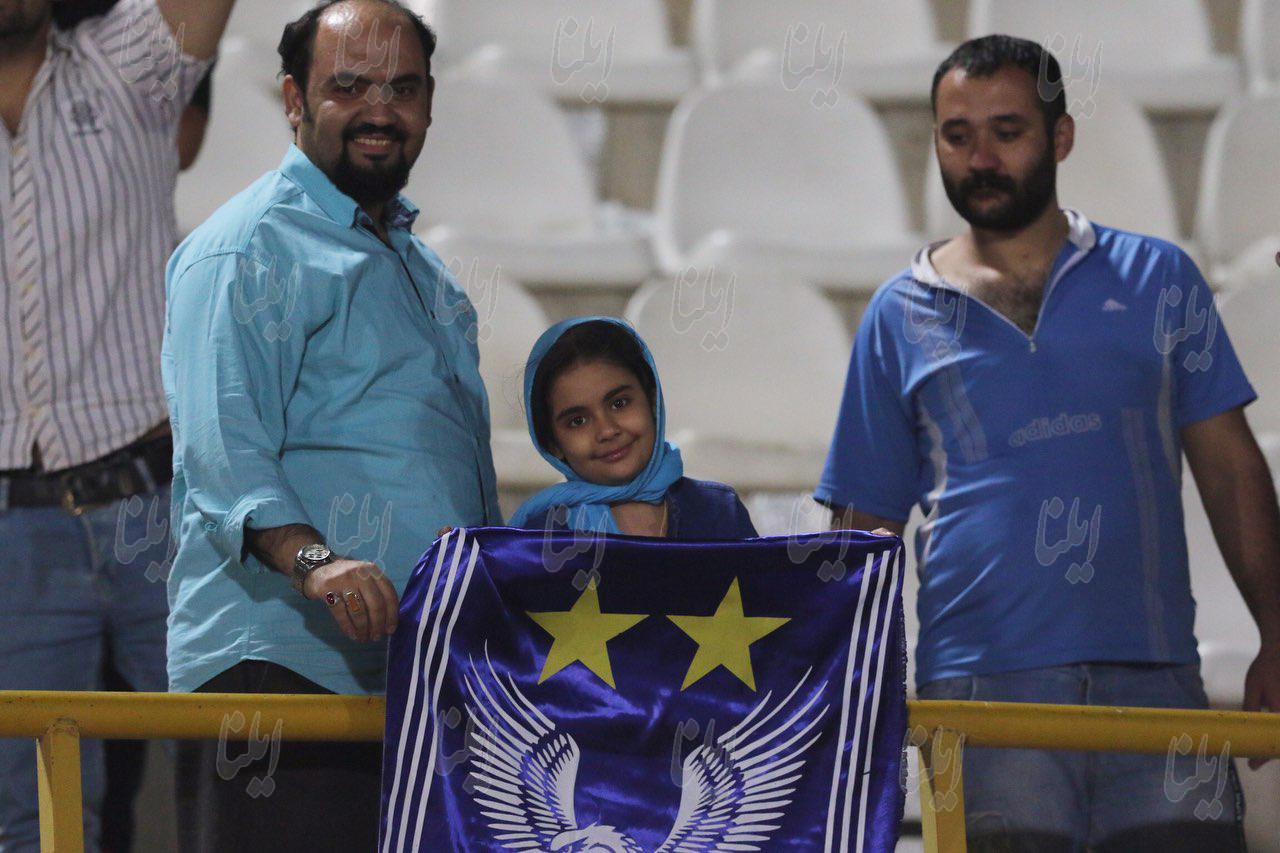 حضور دختر استقلالی در ورزشگاه انقلاب کرج