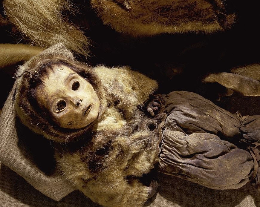 مومیایی کودکی که زنده زنده دفن شد! مومیایی کودکی که زنده زنده دفن شد!