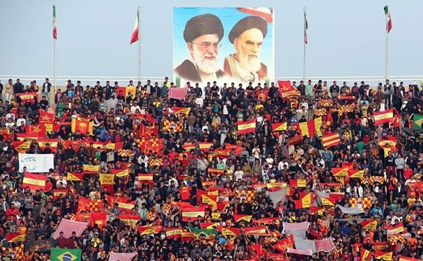 پرتاب سنگ و بطری به سوی پرسپولیسی در اهواز/ بگومگوی امیری و گردان