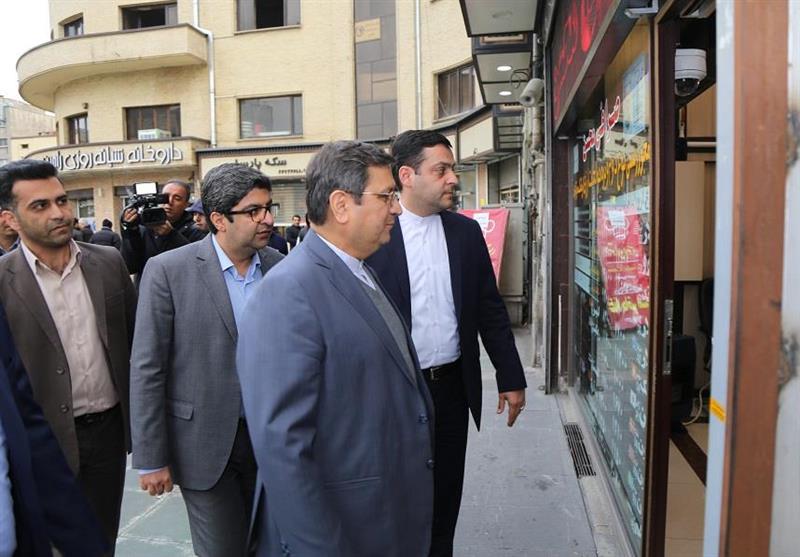 بازدید سرزده همتی از بازار ارز/ رئیس‌کل بانک مرکزی: بازار 