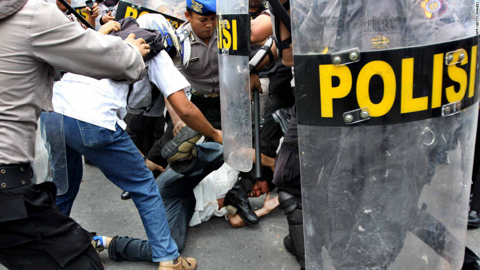 تجربه مشابه اعتراض به افزایش قیمت بنزین/ جهان چطور با اعتراض مردم مواجه می‌شود؟