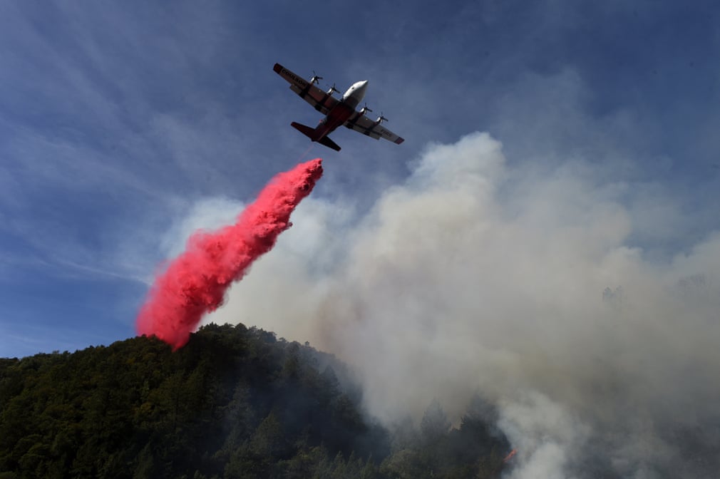عملیات خاموش کردن آتش‌سوزی جنگلی در ایالت کالیفرنیا آمریکا