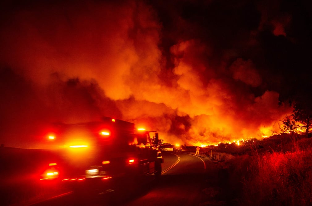 عملیات خاموش کردن آتش‌سوزی جنگلی در ایالت کالیفرنیا آمریکا