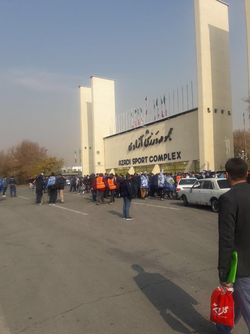 تماشاگران استقلال به درهای بسته خوردند!