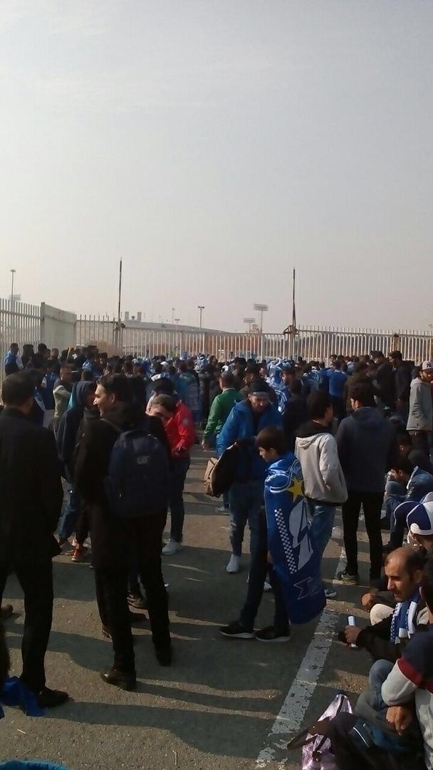 تماشاگران استقلال به درهای بسته خوردند!