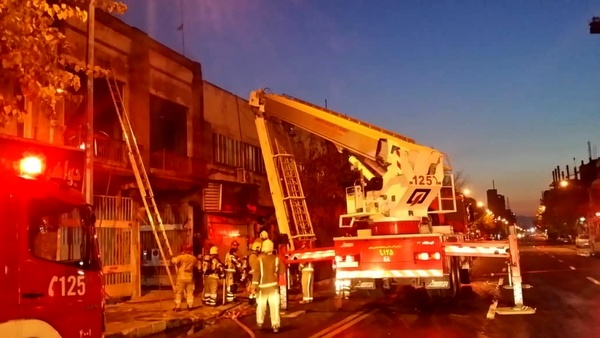  آتش‌سوزی در انبار لباس در خیابان جمهوری