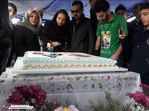 جشن تولد ۷۰ سالگی ناصر حجازی در بهشت‌زهرا+عکس