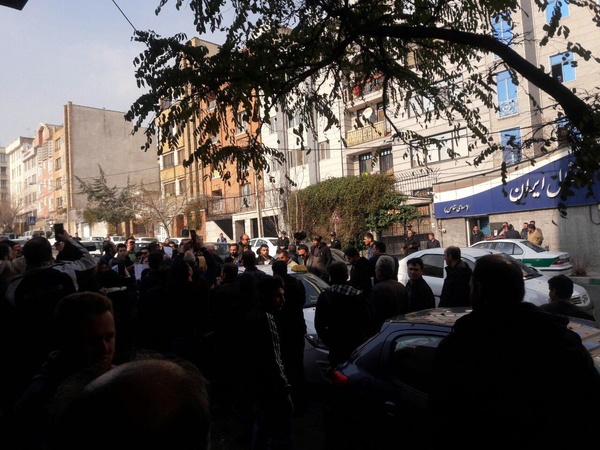 تجمع دوباره هواداران استقلال مقابل ساختمان باشگاه