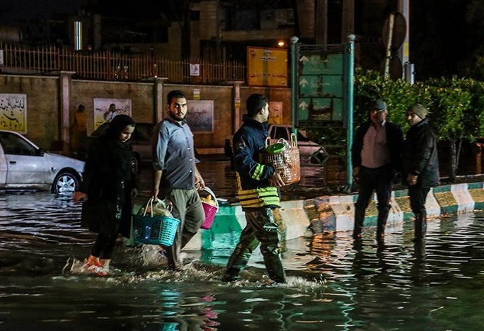 آخرین وضعیت بارندگی و آبگرفتگی در کوت‌عبدالله/ برخی از محلات اهواز هم چنان در آب