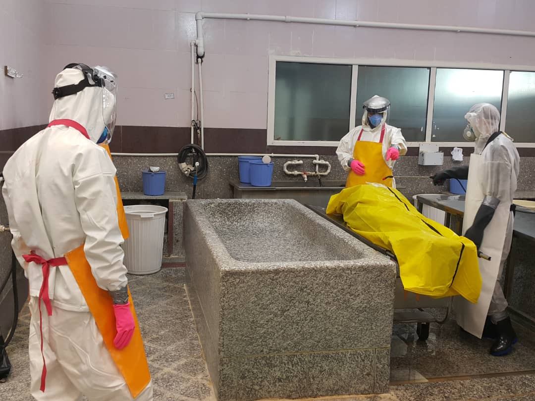 یک روز همراه با کارگران کفن و دقن/ یک روز پای درد و دل‌های کرونایی کارگران کفن و دفن