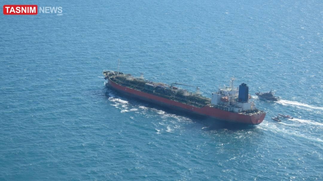 توقیف یک کشتی کره‌ای در آب‌های خلیج فارس +عکس