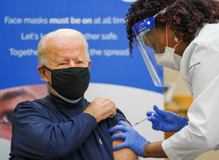 تزریق واکسن کرونا به جو بایدن