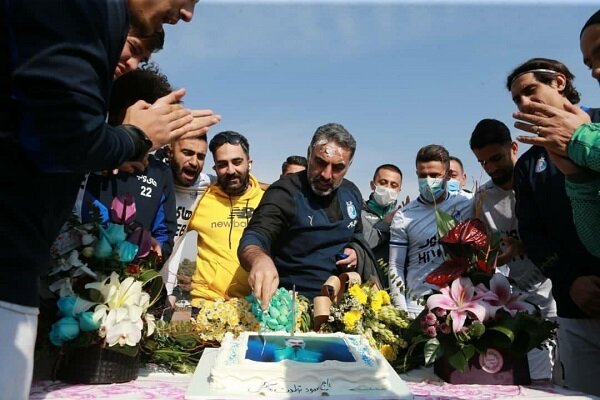 استقلالیها برای سرمربی جشن تولد گرفتند +عکس استقلالیها برای سرمربی جشن تولد گرفتند +عکس