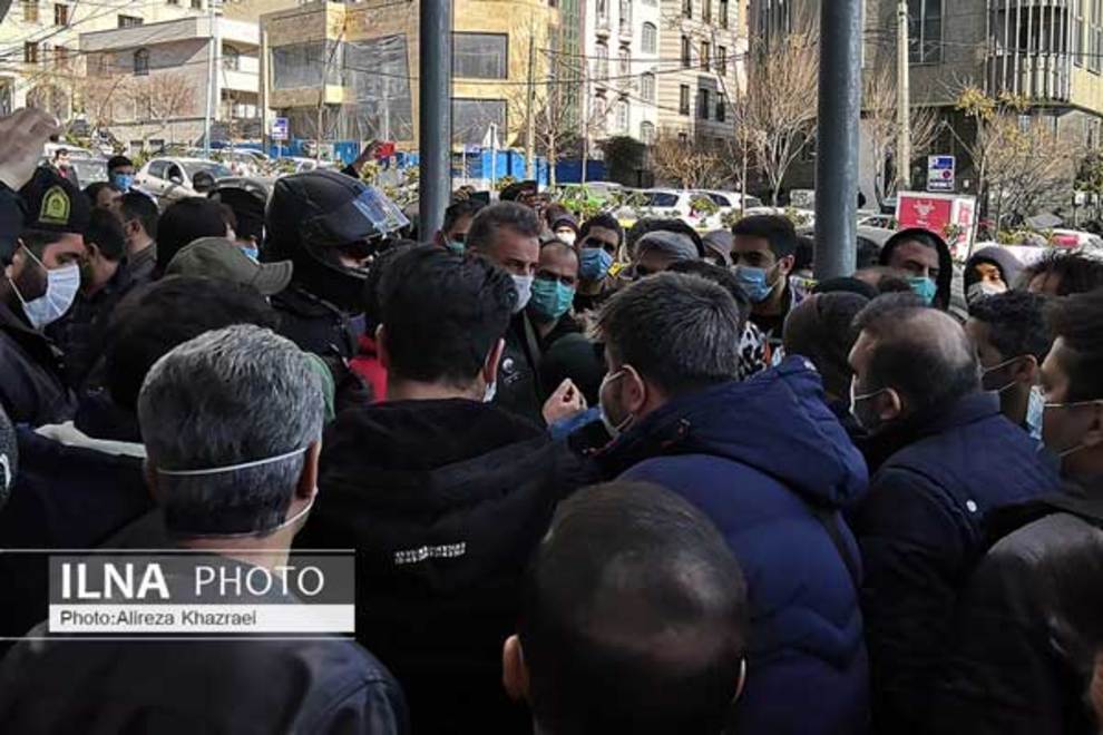 تجمع معترضان مقابل سازمان بورس +فیلم و عکس تجمع معترضان مقابل سازمان بورس +فیلم و عکس