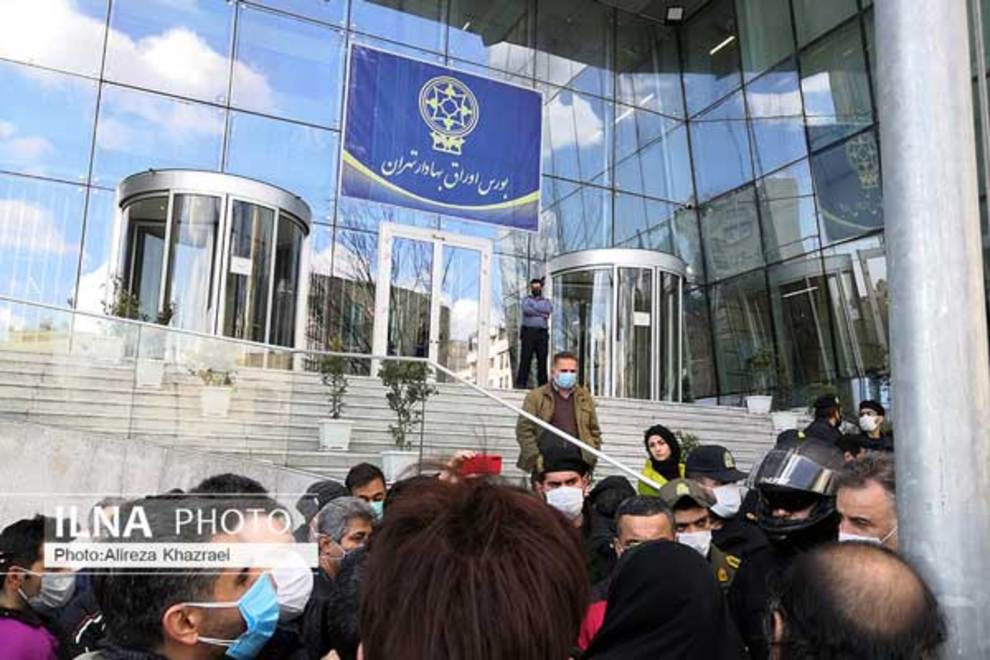 تجمع معترضان مقابل سازمان بورس +فیلم و عکس تجمع معترضان مقابل سازمان بورس +فیلم و عکس