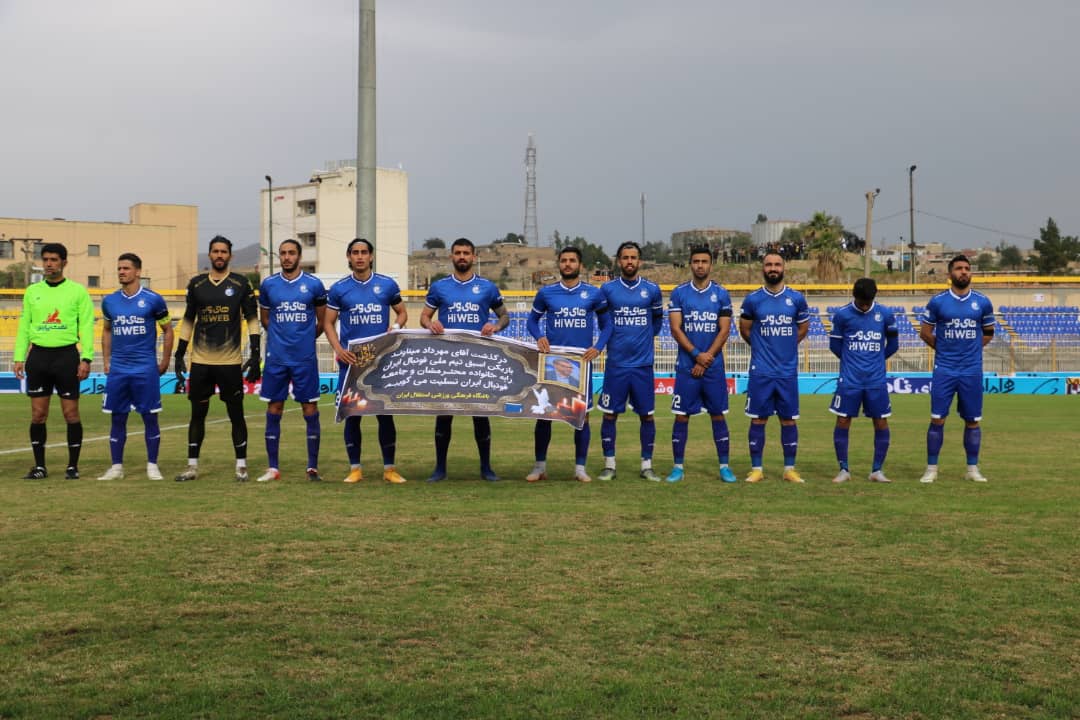 استقلالیها با بازوبند مشکی در زمین +عکس استقلالیها با بازوبند مشکی در زمین +عکس