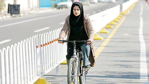 ستاد امر به معروف اصفهان: دوچرخه‌سواری زنان در انظار عمومی ممنوع است!