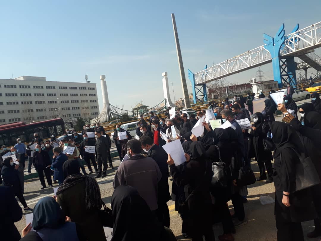 تجمع اعتراضی کارکنان دانشگاه آزاد در شهرهای مختلف تجمع اعتراضی کارکنان دانشگاه آزاد در شهرهای مختلف